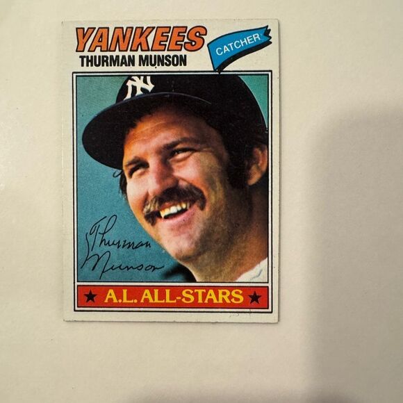 Topps Yankees Trading Card - Blue, Red, Orange Thurman Munson 1977 mint - Picture 1 of 3